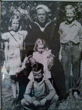Jay with father Major Lee, & siblings Betty, Bonnie, and Lee